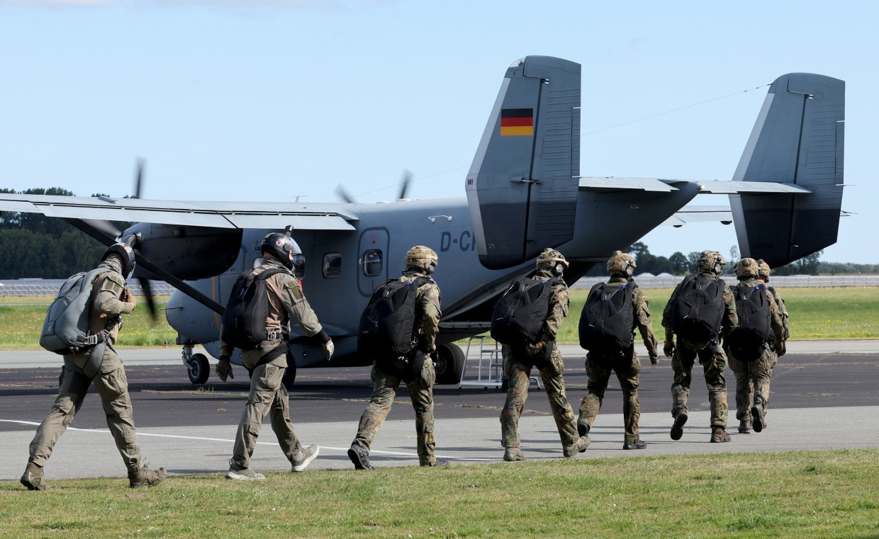 Fallschirmjäger aus Niedersachsen steigen in Barth in ein Übungsflugzeug ein.