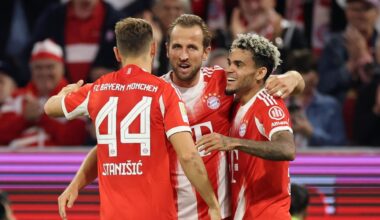 Bayern Münchens Harry Kane feiert ein Tor mit Teamkollegen