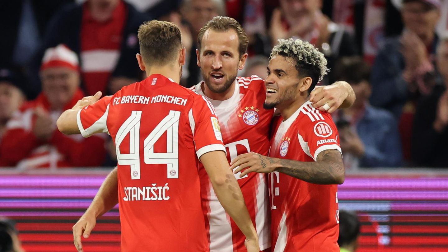 Bayern Münchens Harry Kane feiert ein Tor mit Teamkollegen