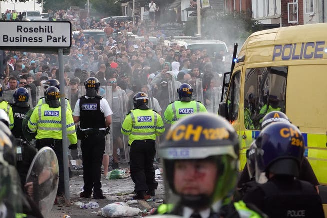 Ende Juli versucht die Polizei in Southport, die Krawalle einzugrenzen. Nun geht die Justiz hart gegen Online-Nutzer vor, die die Ausschreitungen mit Beiträgen auf den sozialen Plattformen befeuerten.