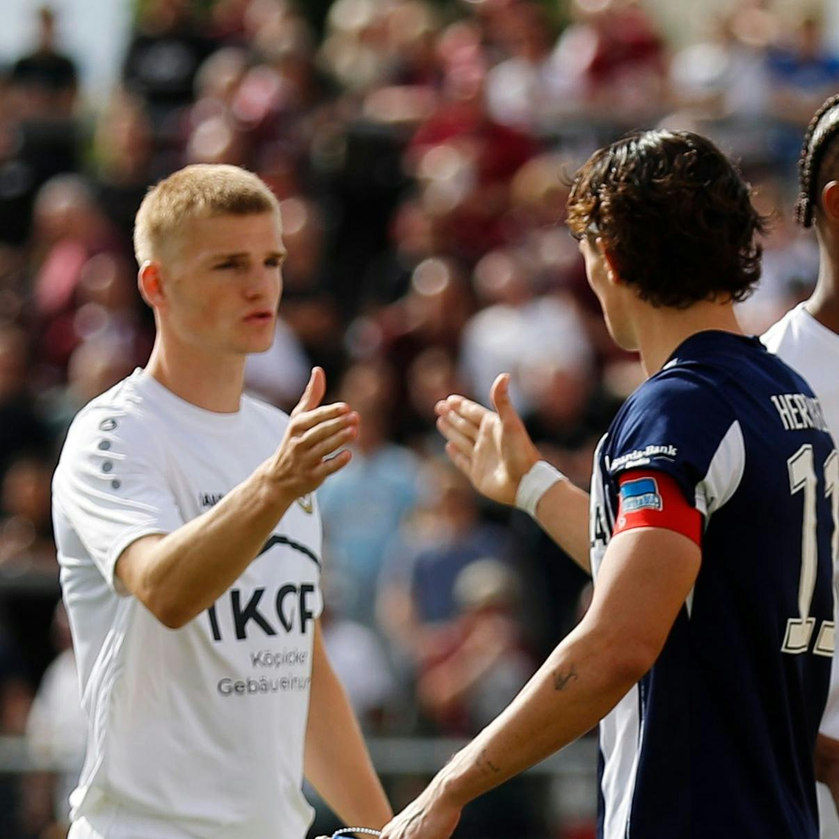 Verdient sich mit Leistung den Respekt der Gegner: Levin Mattmüller vom BFC Dynamo klatscht nach dem Test gegen Hertha BSC mit Fabian Reese (r. ) ab.