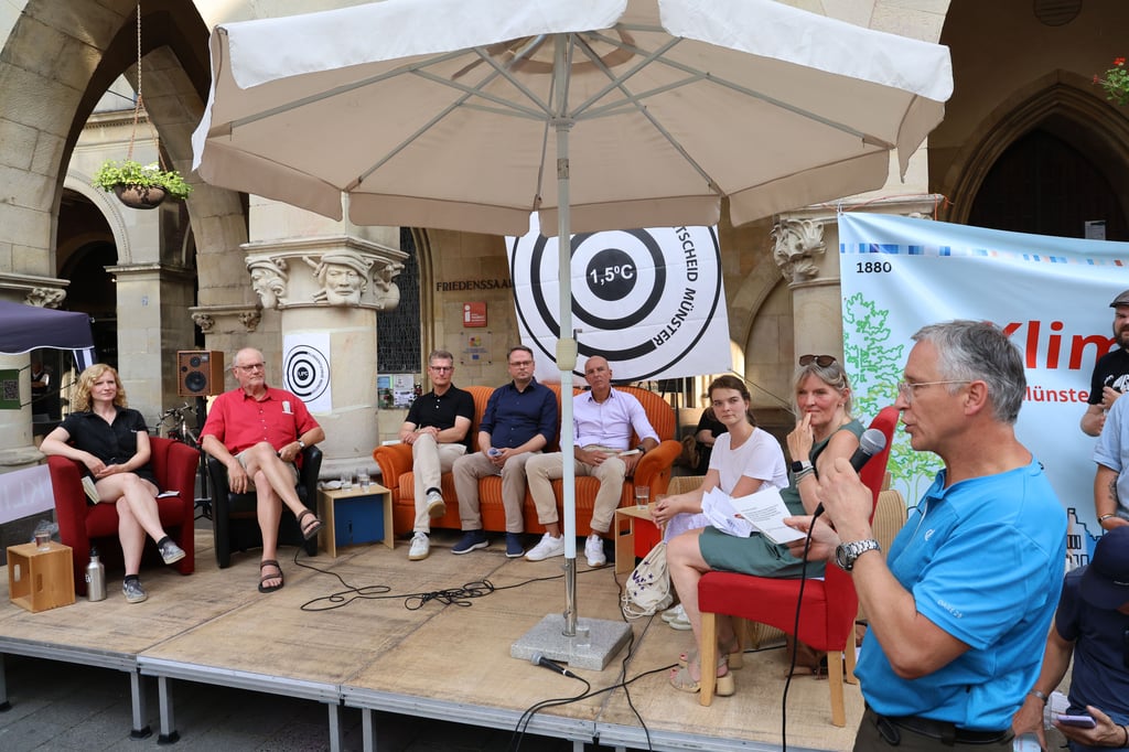 Kandidatengespräch auf der „Klima-Couch“ vor dem Rathaus