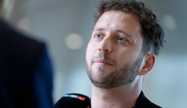 Felix Banaszak spricht in ein Mikrofon