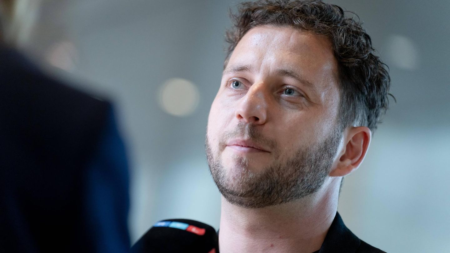 Felix Banaszak spricht in ein Mikrofon