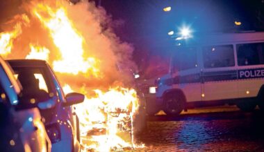 Unbekannte stecken Autos in Brand – Monteur noch immer unter Schock