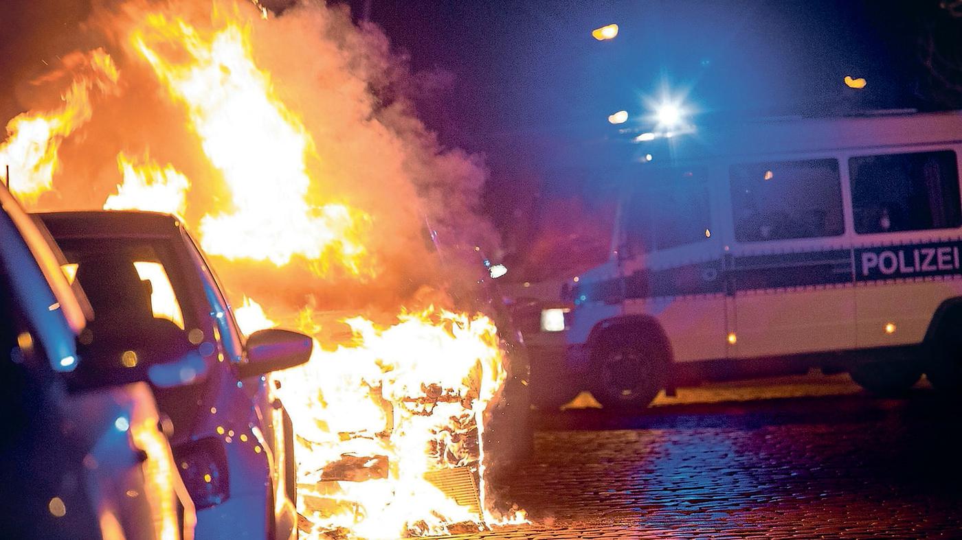 Unbekannte stecken Autos in Brand – Monteur noch immer unter Schock