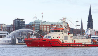 Brennendes Sportboot auf der Elbe in Hamburg gelöscht
