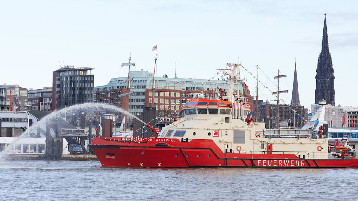 Brennendes Sportboot auf der Elbe in Hamburg gelöscht