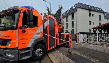 Toter in brennender Wohnung entdeckt – verdächtiger Gegenstand verzögert Löscharbeiten