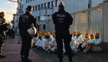 Proteste in Köln - Blockade vor Bundeswehr-Gebäude - „sind nicht kriegsbereit“ - Politik