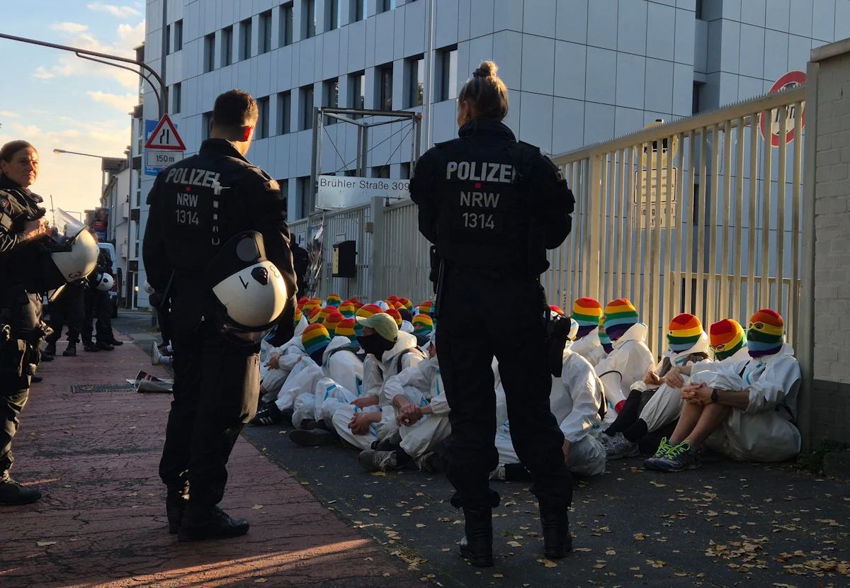 Proteste in Köln - Blockade vor Bundeswehr-Gebäude - „sind nicht kriegsbereit“ - Politik