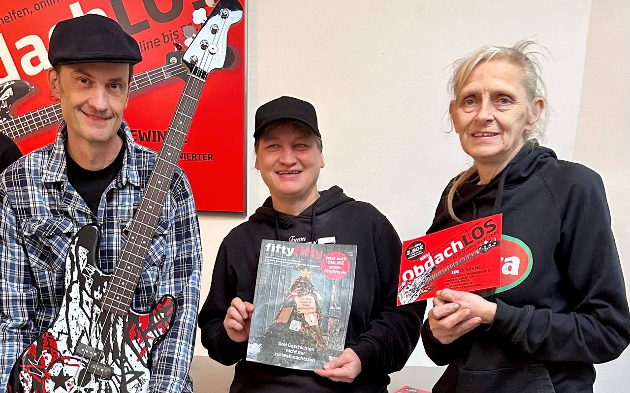 Breiti von den Toten Hosen mit Gitarre und Miriam mit fiftyfifty-Zeitung sowie Gisa mit dem Obdach-LOS. 