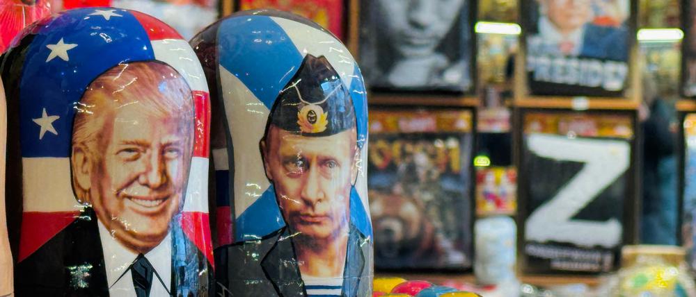 Schachtelpuppen, sogenannte Matrjoschkas, mit den Porträts der Präsidenten Donald Trump und Wladimir Putin in Moskau.