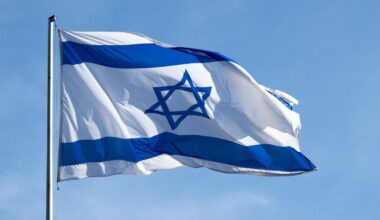 Israelische Flagge an Konrad-Adenauer-Stiftung in Berlin angezündet
