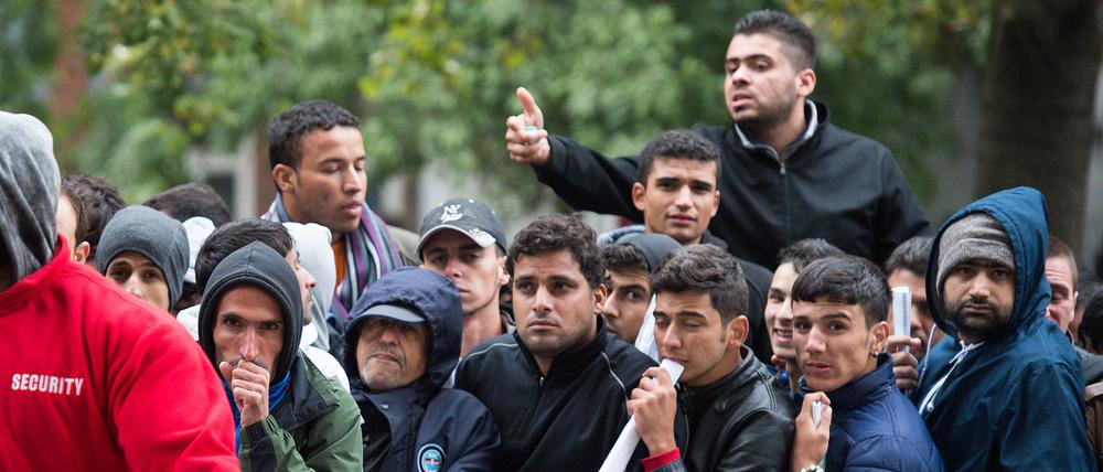 Tausende Flüchtlinge kommen 2015 in kurzer Zeit nach Berlin. Es gibt nicht genug Unterkünfte, Politik und Verwaltung sind überfordert.