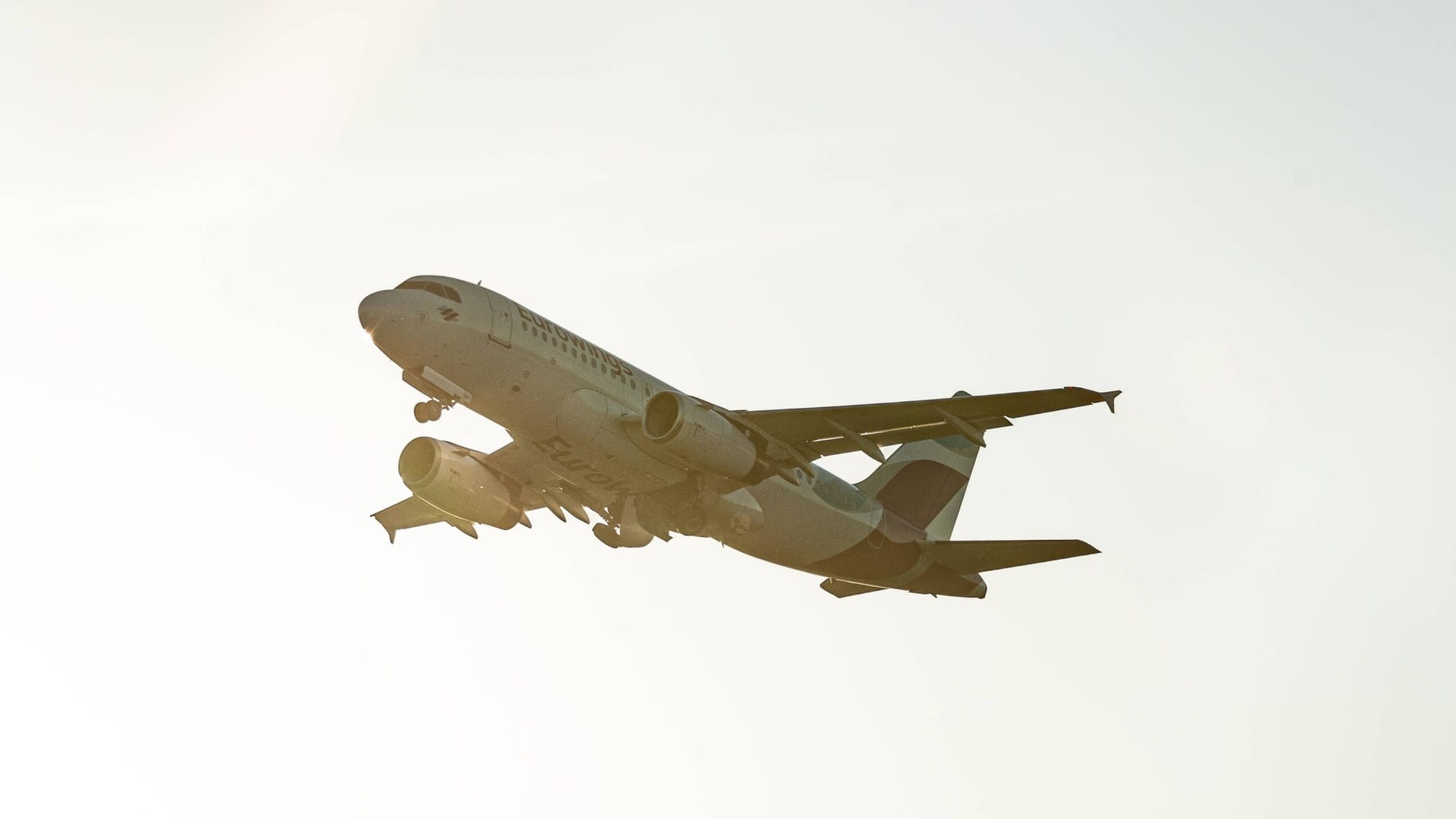 Flugzeug startet am Flughafen Köln/Bonn (Symbolfoto): Am Wochenende kam es dort zu mehreren Festnahmen.
