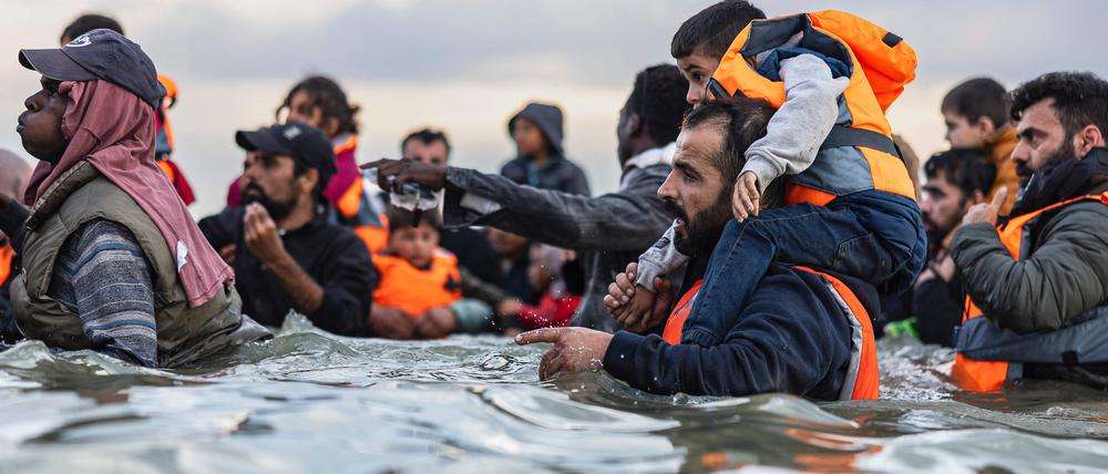 Bei Gravelines im Nordosten Frankreichs: Migranten versuchen, ein Flüchtlingsboot zu erreichen.