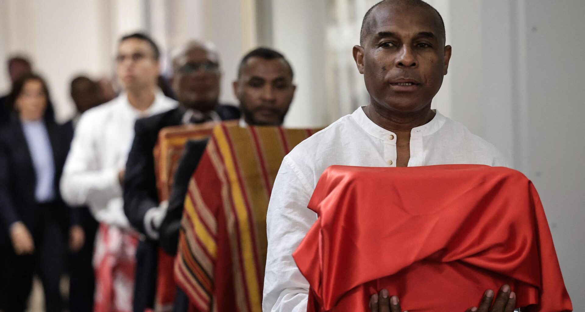 Ein Mann trägt einen der drei Sakalava-Schädel während einer Zeremonie zu ihrer Rückgabe an Madagaskar im Kulturministerium in Paris am 26. August 2025.