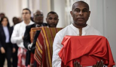 Ein Mann trägt einen der drei Sakalava-Schädel während einer Zeremonie zu ihrer Rückgabe an Madagaskar im Kulturministerium in Paris am 26. August 2025.