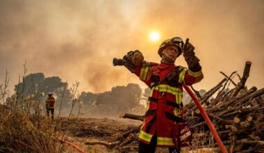 Ein Feuerwehrmann, der am Mittwoch, 6. August 2025, in der Nähe von Saint-Laurent-de-la-Cabrerisse, Südfrankreich, mit einem Schlauch gegen einen Waldbrand vorgeht.