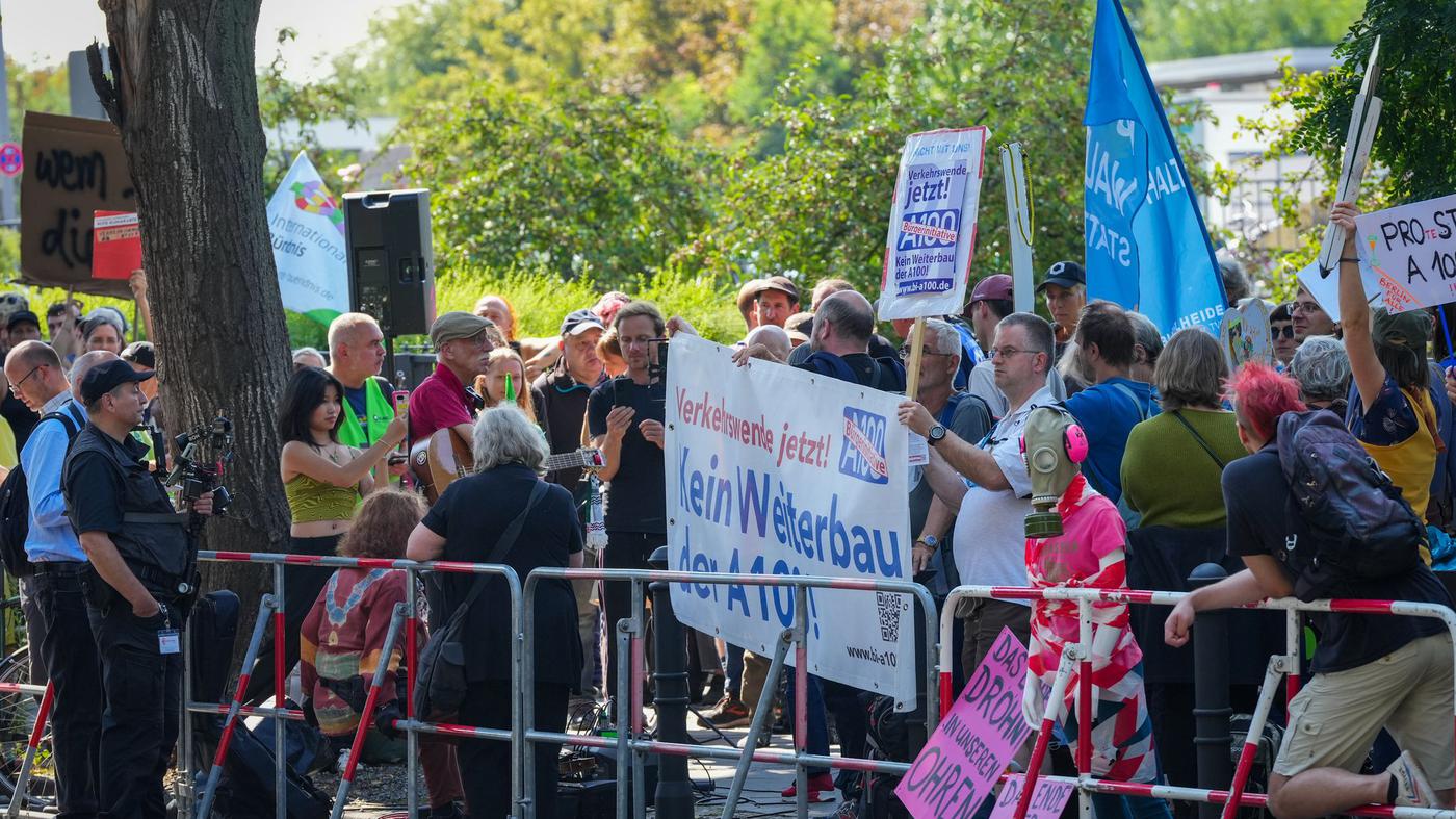 Kleinere Proteste gegen Eröffnung des neuen Autobahnstücks