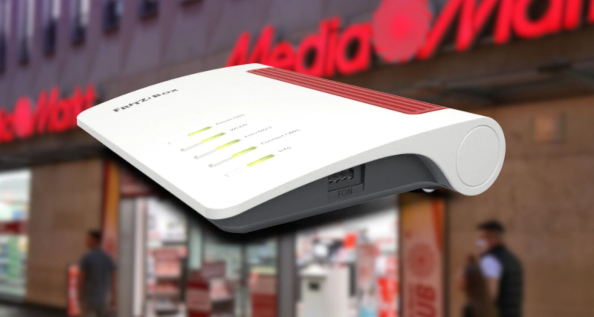 FritzBox WLAN-Router vor unscharf gestelltem MediaMarkt-Eingang