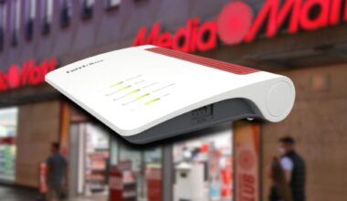 FritzBox WLAN-Router vor unscharf gestelltem MediaMarkt-Eingang