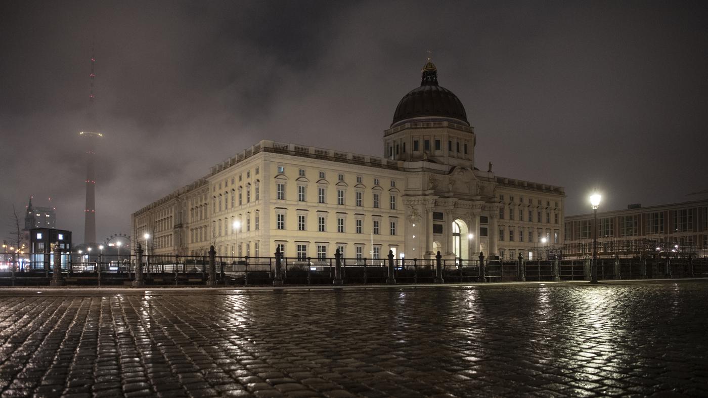 Sechs Verletzte durch Messerstiche bei Streit vor dem Humboldt Forum