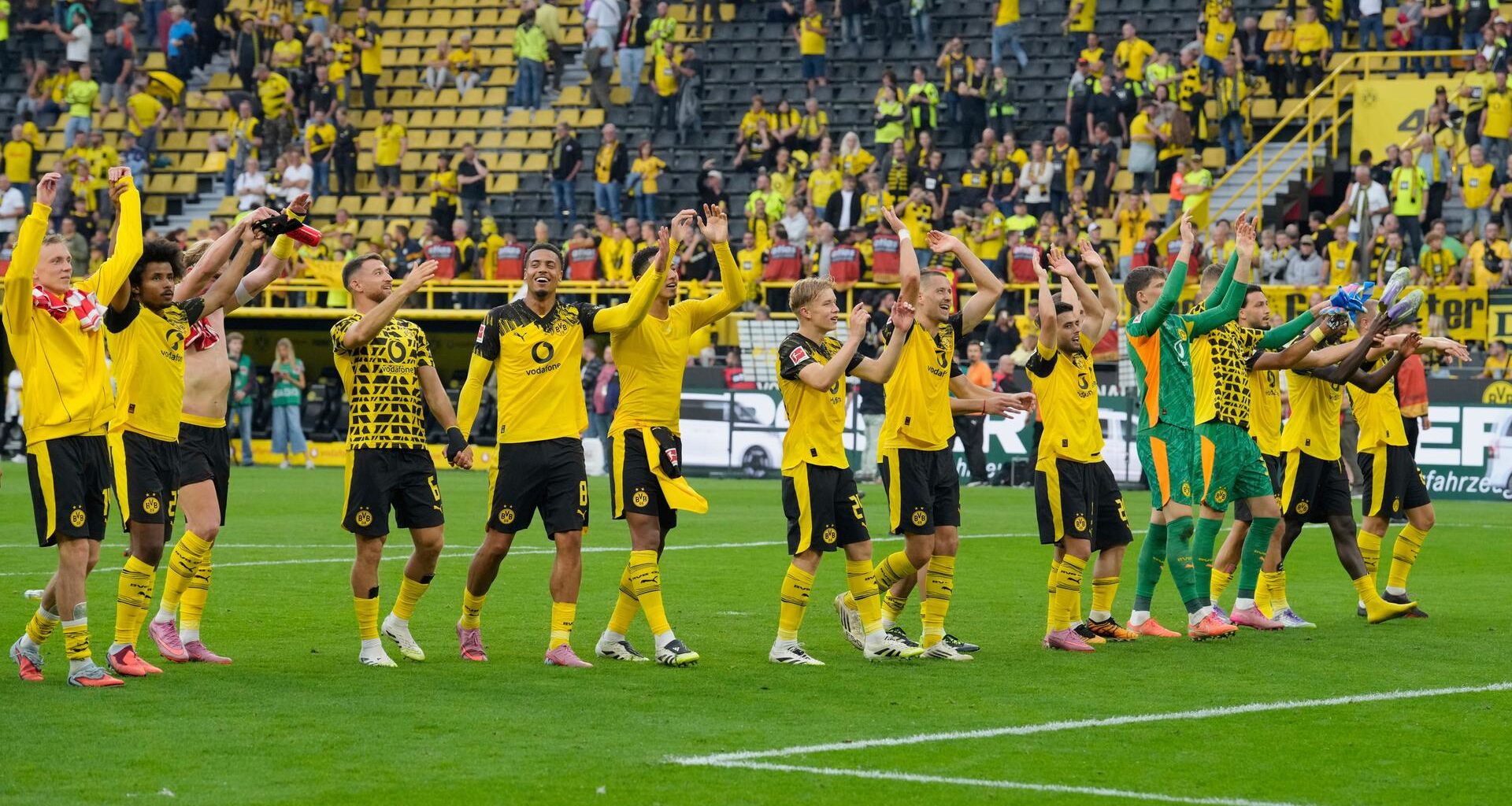 Die Spieler von Dortmund begrüßen ihre Fans am Ende des Bundesligaspiels zwischen Borussia Dortmund und Union Berlin im Signal-Iduna-Park in Dortmund, Deutschland, am Sonntag, 31. August 2025. (AP Photo/Martin Meissner)