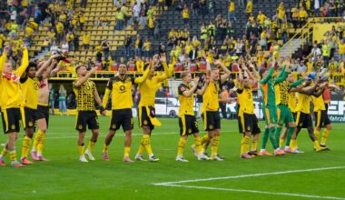 Die Spieler von Dortmund begrüßen ihre Fans am Ende des Bundesligaspiels zwischen Borussia Dortmund und Union Berlin im Signal-Iduna-Park in Dortmund, Deutschland, am Sonntag, 31. August 2025. (AP Photo/Martin Meissner)