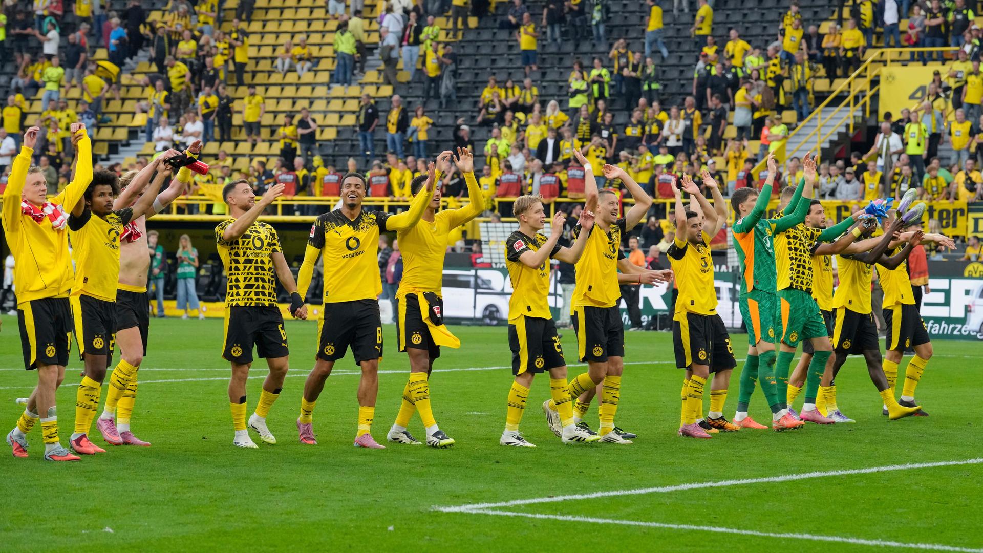 Die Spieler von Dortmund begrüßen ihre Fans am Ende des Bundesligaspiels zwischen Borussia Dortmund und Union Berlin im Signal-Iduna-Park in Dortmund, Deutschland, am Sonntag, 31. August 2025. (AP Photo/Martin Meissner)