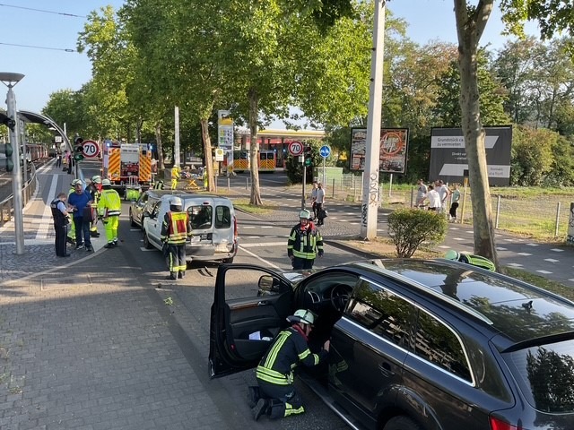 FW-BN: Auffahrunfall mit 3 verletzten Personen