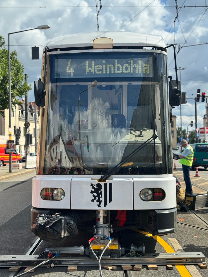 FW Dresden: Straßenbahn entgleist: Einsatzkräfte bringen Tram zurück ins Gleis