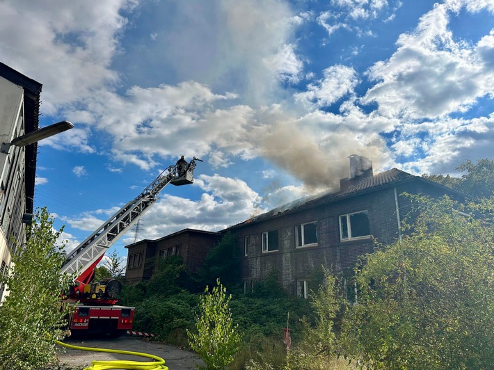 FW-E: Dachstuhlbrand auf verlassenem Industriegelände - keine Verletzten