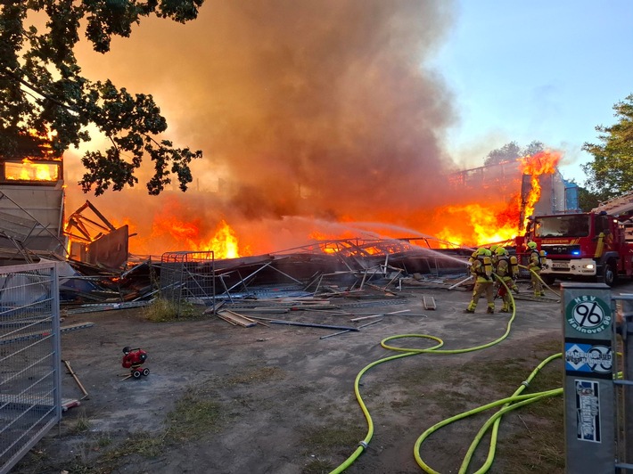 FW Hannover: Großbrand einer Turnhalle in Hannover-Misburg