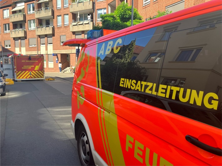 FW Hannover: Paket mit unbekanntem Stoff gefunden - drei verletzte Personen