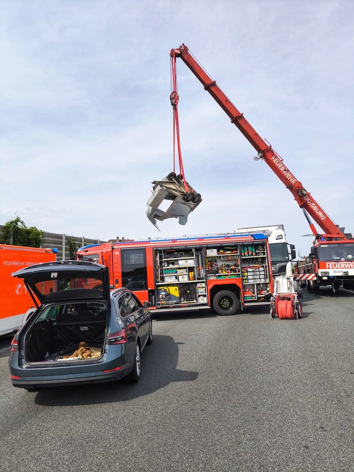 FW-OB: Zwei Verkehrsunfälle fordern Einsatz der Feuerwehr - Schwerer Unfall auf der A3 mit verletzten Pferden