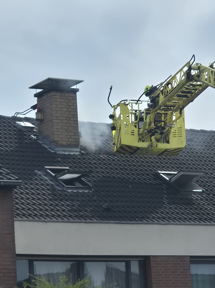 FW Ratingen: Ratinger Feuerwehr löscht Schwelbrand im Dachbereich - Überörtliche Unterstützung in Monheim