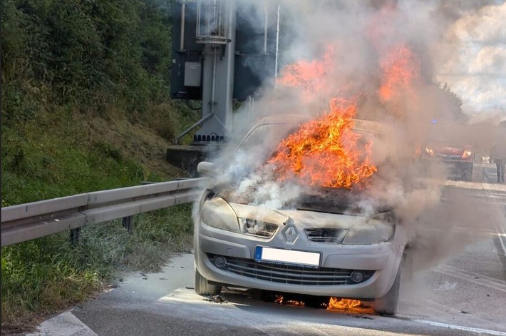 FW Stuttgart: Vollbrand eines PKW auf der Bundesautobahn A8