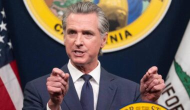 Der Gouverneur von Kalifornien, Gavin Newsom, spricht an einem Rednerpult.