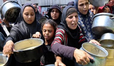 Vertriebene Palästinenser erhalten am 25. Juli 2025 Linsensuppe an einer Essensausgabe in Gaza-Stadt. Hilfsorganisationen warnen vor zunehmender Unterernährung bei Kindern.