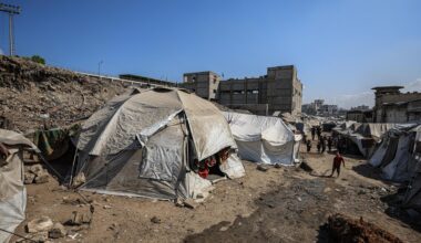 Palästinensische Kinder sind in provisorischen Zelten im Gazastreifen untergebracht.