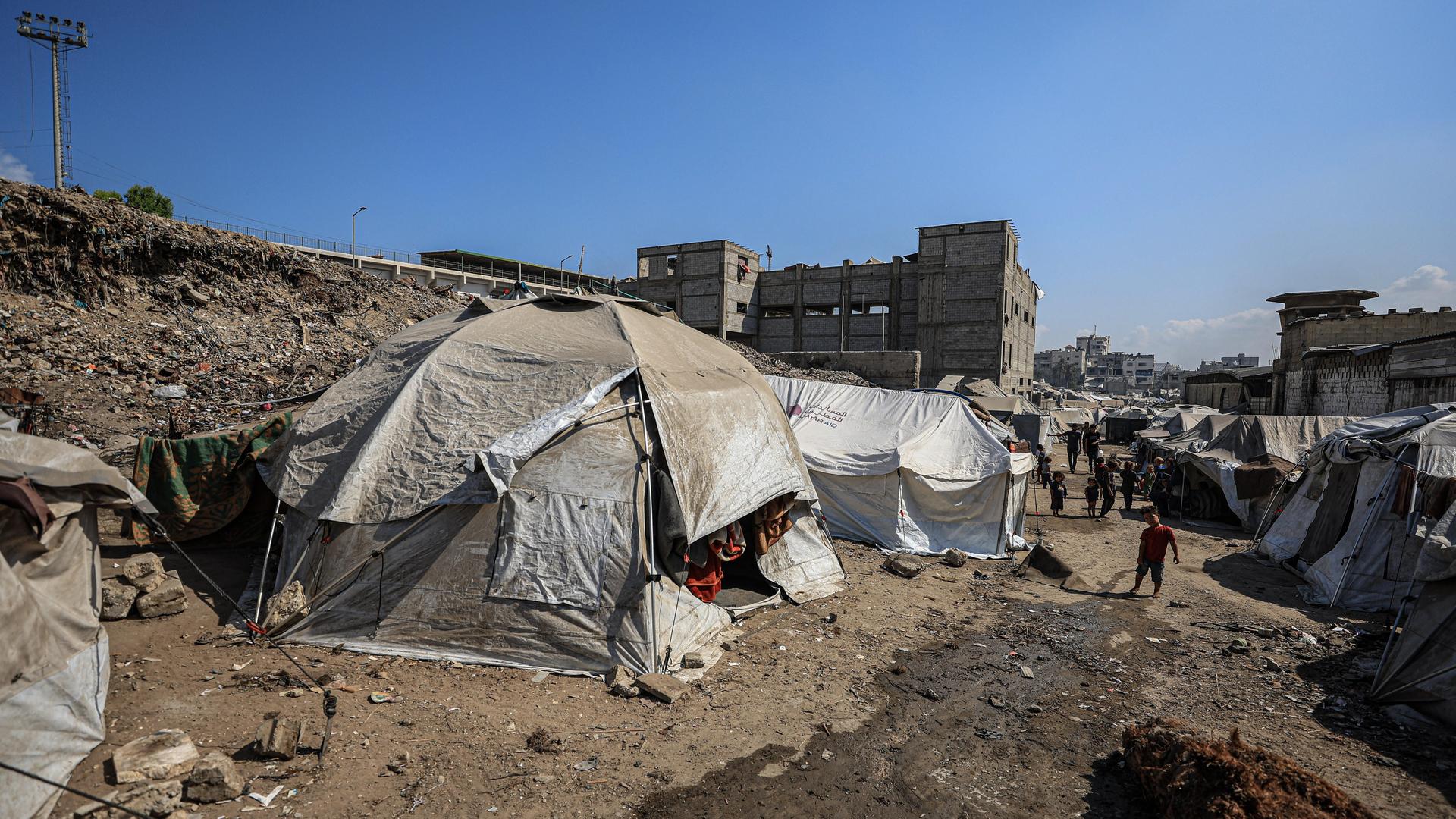 Palästinensische Kinder sind in provisorischen Zelten im Gazastreifen untergebracht. 