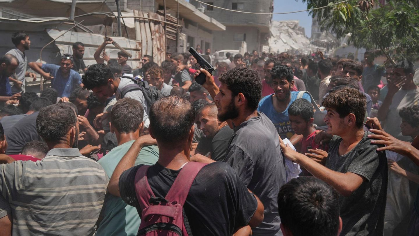 Menschen im Gazastreifen rangeln um humanitäre Hilfsgüter