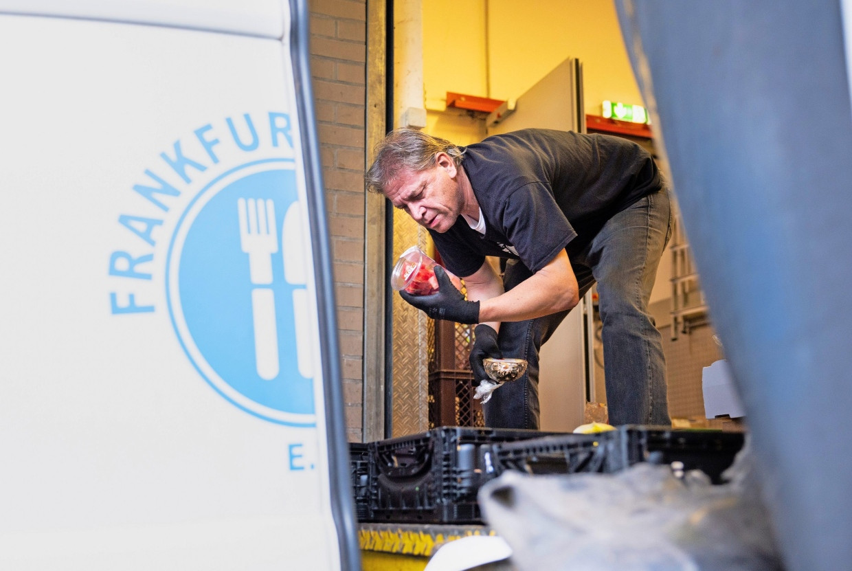 Genau im Blick: Bodo Seelmann kontrolliert die Qualität und Haltbarkeit der gespendeten Lebensmittel sorgfältig.