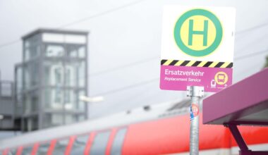 Gesperrte Bahnstrecke Hamburg – Berlin: Ersatzverkehr-Betreiber sagt Verbesserung zu