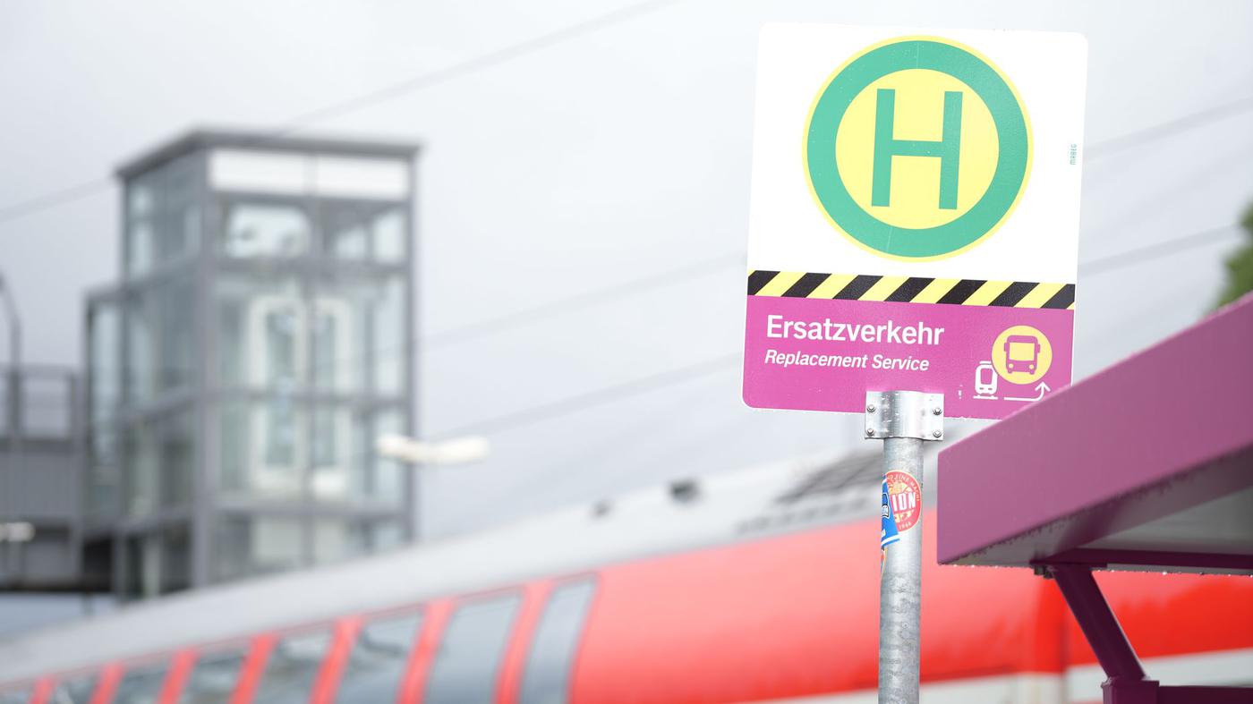 Gesperrte Bahnstrecke Hamburg – Berlin: Ersatzverkehr-Betreiber sagt Verbesserung zu