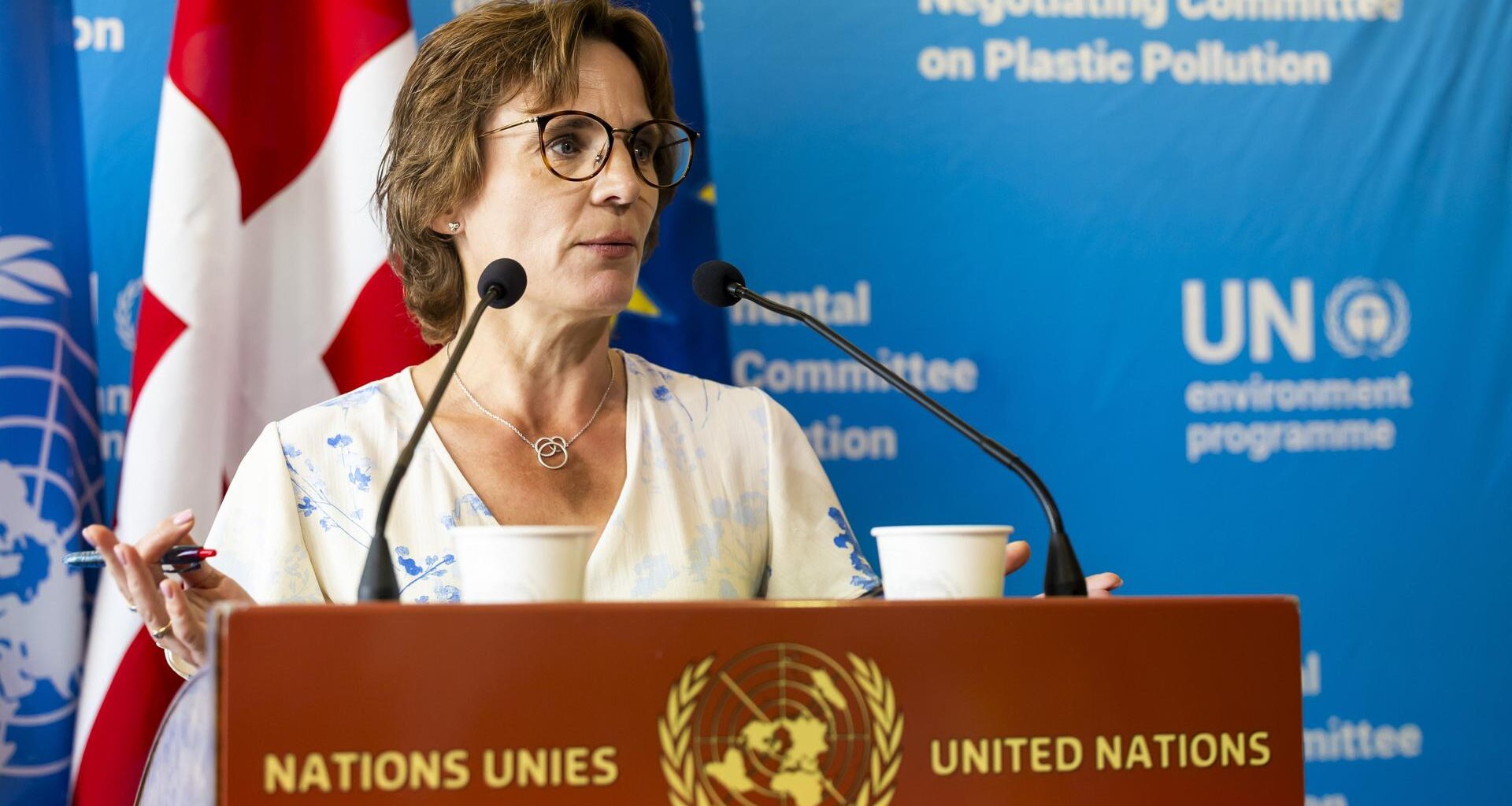 EU-Umweltkommissarin Roswall steht bei den Plastikverhandlungen in Genf hinter einem Rednerpult.