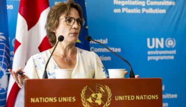 EU-Umweltkommissarin Roswall steht bei den Plastikverhandlungen in Genf hinter einem Rednerpult.
