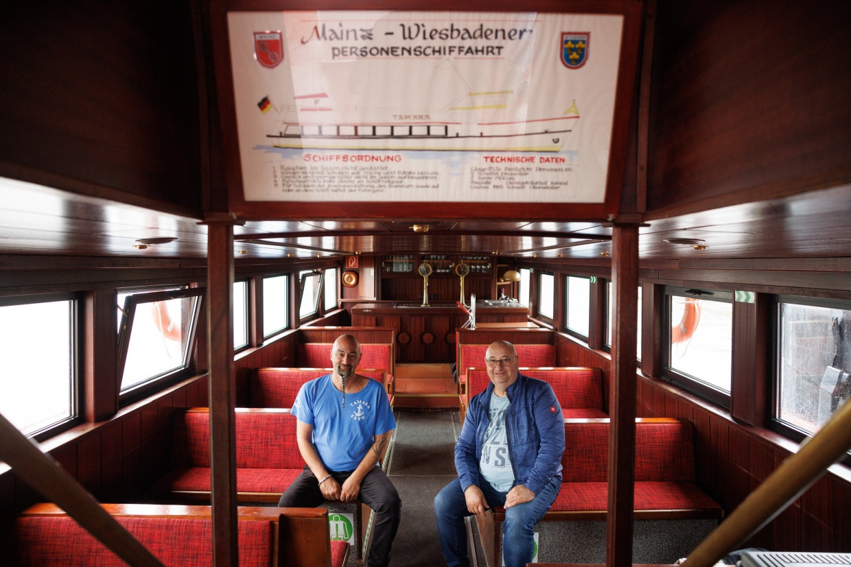 Gepflegte Klassik: Kapitän Adrian Aidoiu (rechts) und Matrose Stefan Binder sitzen im Passagierraum der Fähre.